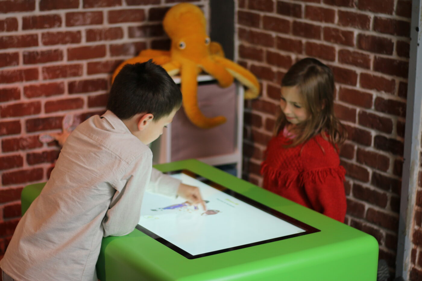 Deux enfants jouant sur une table tactile Kiddyz