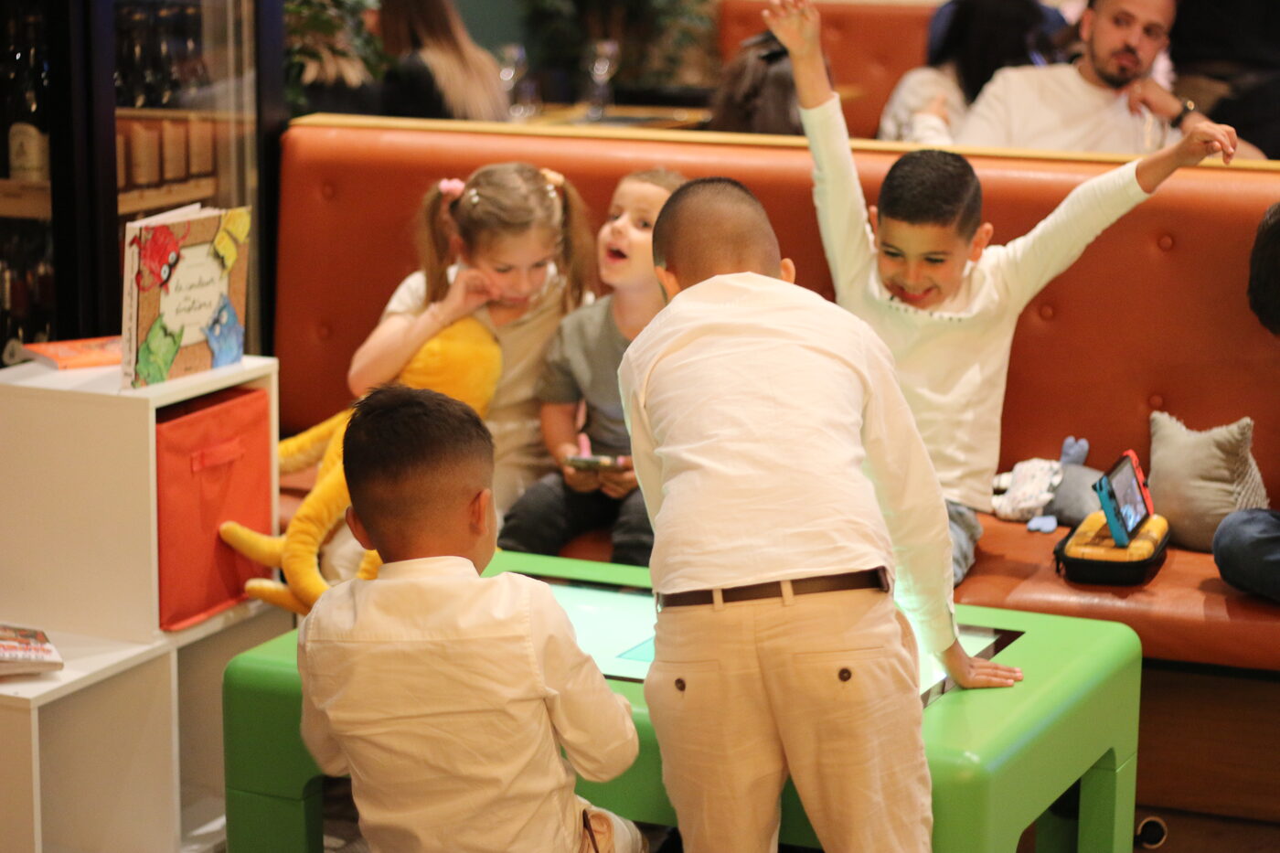 Enfants réunis dans un espace Kiddy-Zone